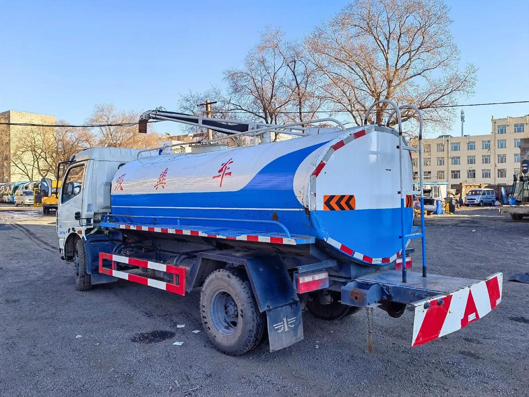 解析2014年中型三座吸糞車 規(guī)格、用途與市場價(jià)值